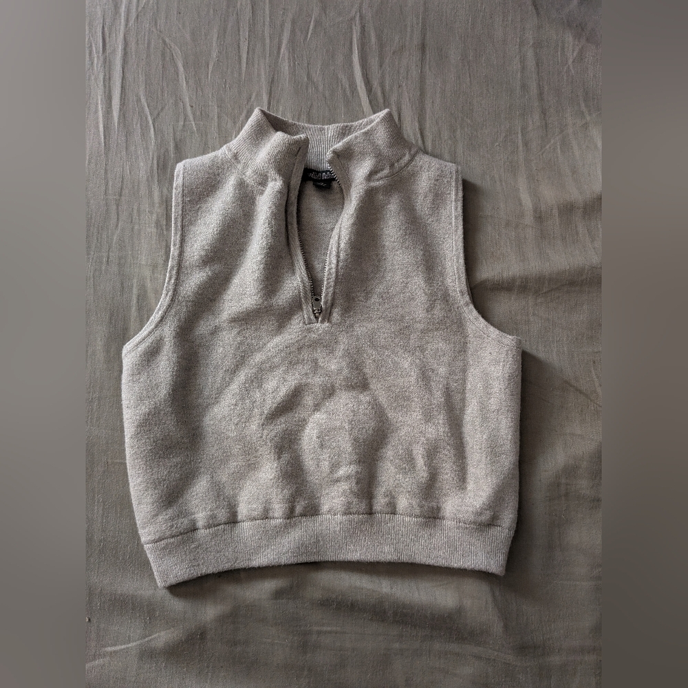 Gray Sleeveless Zip-Up Vest